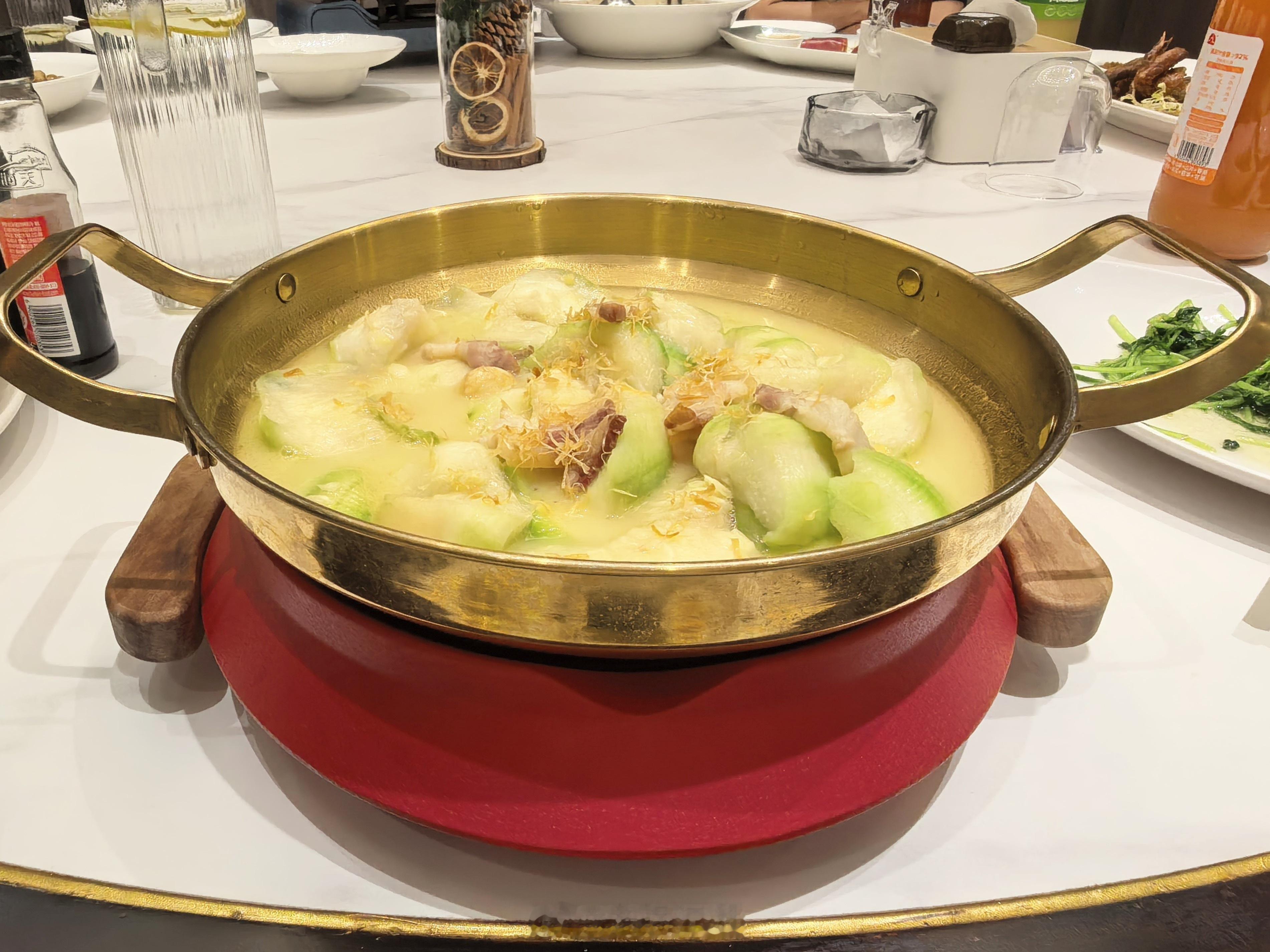 榕城烟火家宴迎霜降。秋序逢霜，围筵叙旧，一席闽馔，藏尽山海风物温情。 ​​​