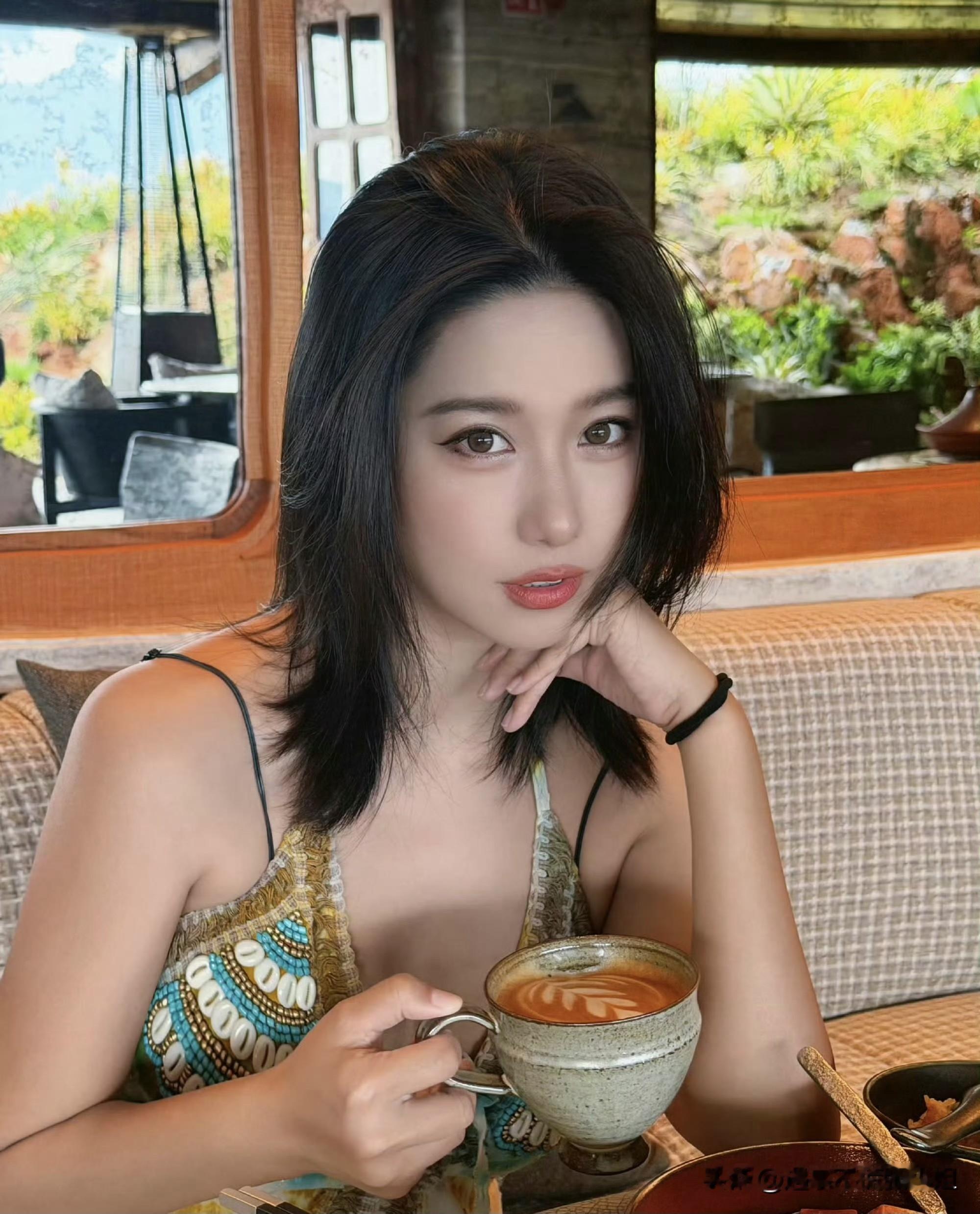 如果这件事是真的！
那我倒是很想看看，
像李蠕蠕这么有才华的女生，最后会跟谁在一起呢？

你们平时刷短视频应该认识李蠕蠕吧？全网2000多万粉丝的她靠着一个个自己的原創视频出圈。

据说她的每一个视频从妆造、角色、拍摄到后期全是她自己一个人做的，她可以扮演任何一个人物，男的女的老的少的，关键还很相似