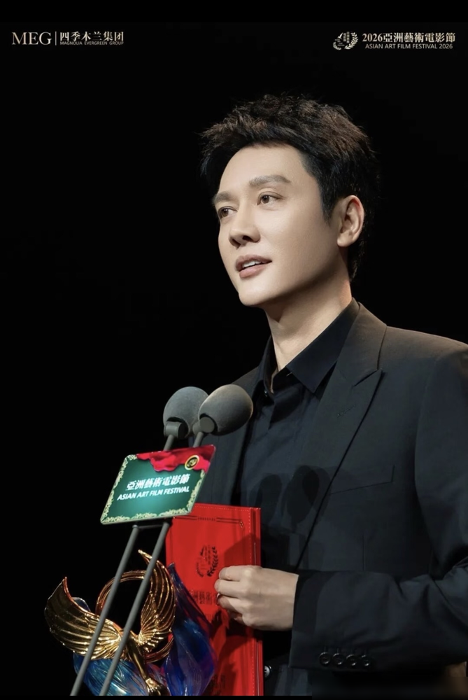 冯绍峰给白鹿做配，这事放五年前你敢信？
《朝玉阶》官宣阵容，白鹿陈哲远领衔，冯绍峰名字排在后头，连个特别出演都没混上。当年《宫》里八阿哥红透半边天，如今在S+剧里给小花抬轿。
圈里人都明白，这就是明码标价的降级。资本只看当下谁有流量，谁扛招商。你曾经是一线，那是曾经。
男演员花期就这几年，没转