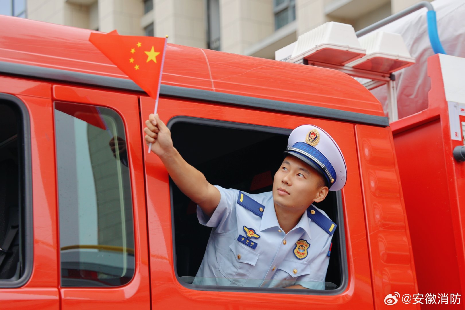 十月
步履遇晴秋，愿你我
无憾于过往，笑迎于未来
勤耕当下，丰获金秋
晚安[月亮] ​