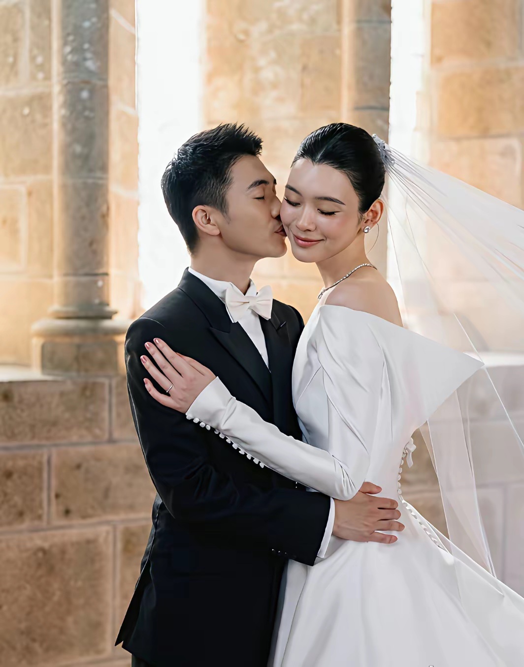 何猷君说，我一开始追求奚梦瑶时，想约她吃晚饭，约了一个半月她一直都不答应，后来她终于答应吃一次午饭
吃完饭我还想着一起逛个商场，因为我提早2个小时去商场踩过点，还包场了电影院，我怕被拍到对她有影响，结果她说到点了，要去工作了，然后她就坐高铁走了
后来我换个了方式，要不然去玩密室吧， ​