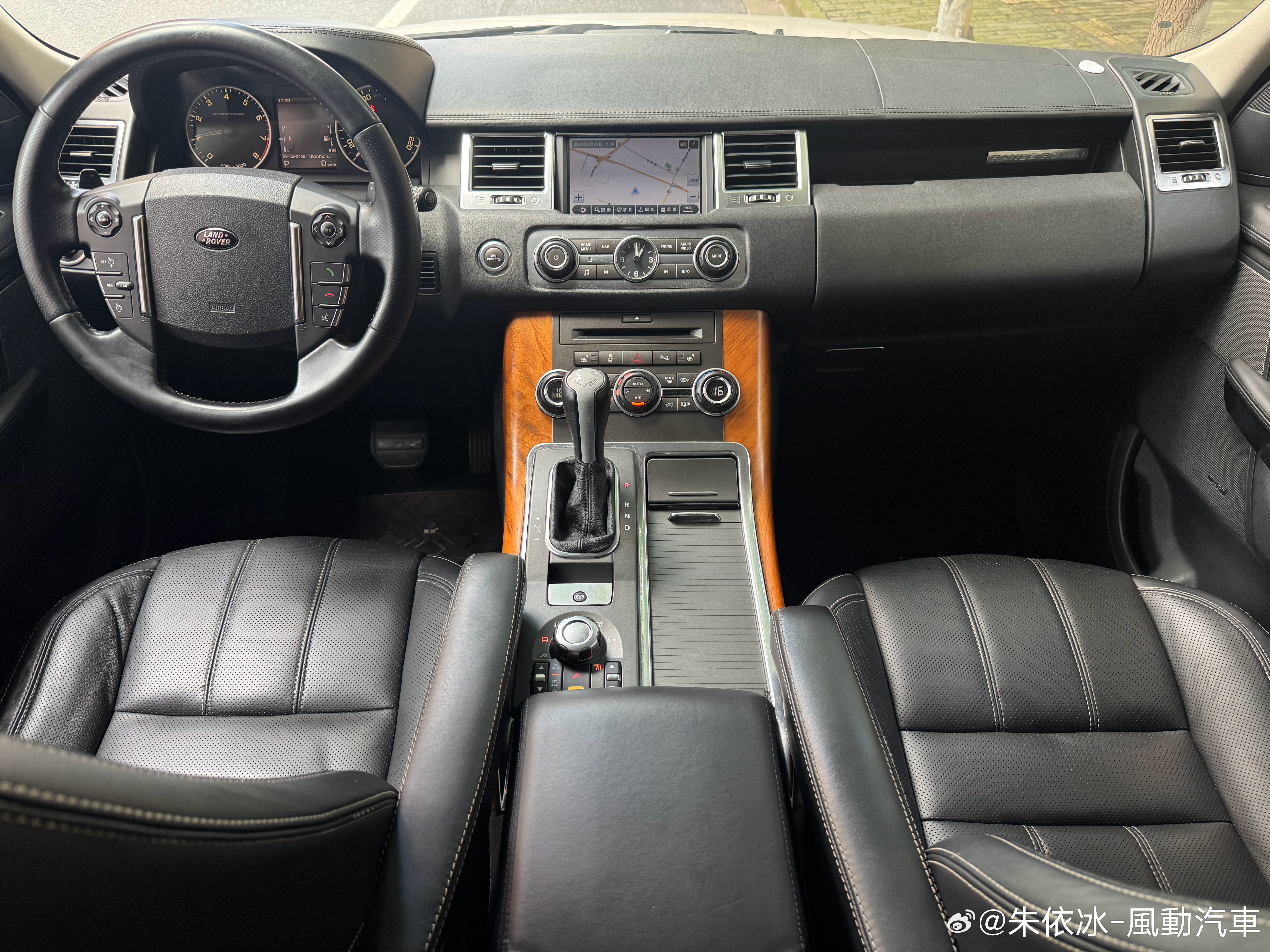 出路虎揽胜运动5.0 SC V8。俗称抬头虎。2011年5月上牌。沪牌。安全行驶32万km。15万km时候更换过全新发动机。原车主爱惜呵护，重金整备。无异响，无渗油，工况也ok。新车164.9万。现仅售0.5折不到。验车，车险都到27年5月。🚗🏎️
#路虎揽胜运动版# 大V8 ​