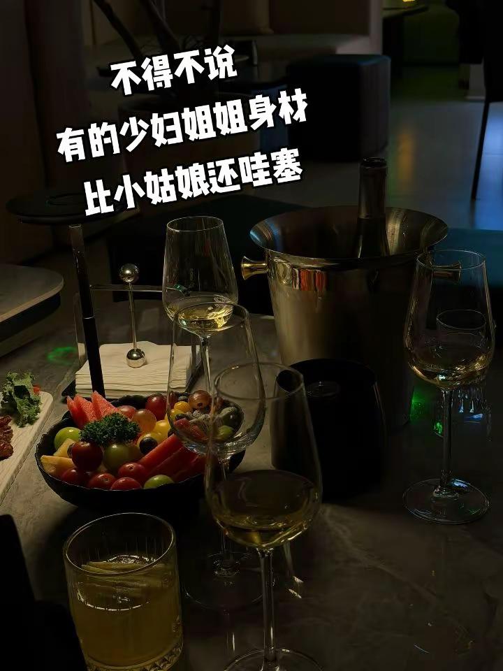 不得不说有的少妇姐姐身材比小姑娘还哇塞