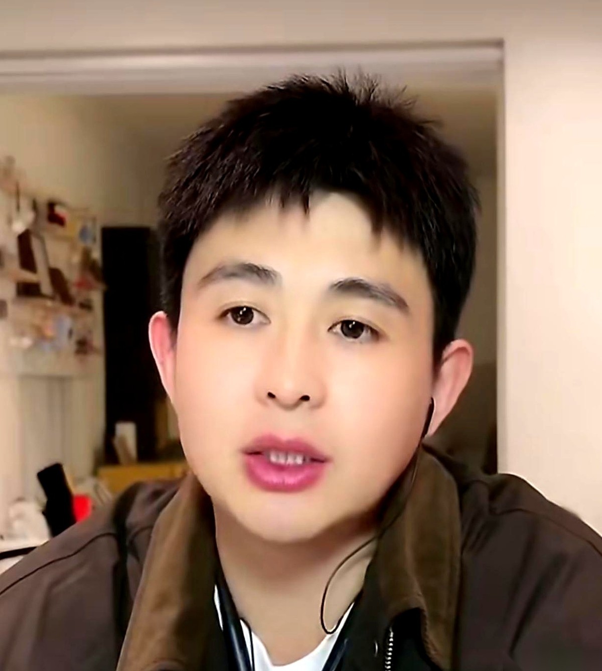 前乒乓球运动员刘丁硕的名字，在热搜榜的前十位里一口气占了六个。
屏幕上滚动的不是比赛得分，全是一轮接一轮的声讨和质问。
圈内有人把话挑明了：大家冲他来，根本不是他做了多大的事，而是他离那个核心圈子太近，身上的国家队队服又刚好脱了下来。
还在场上打球的现役队员，身后有队伍罩着，哪怕网上风浪再大，也没人