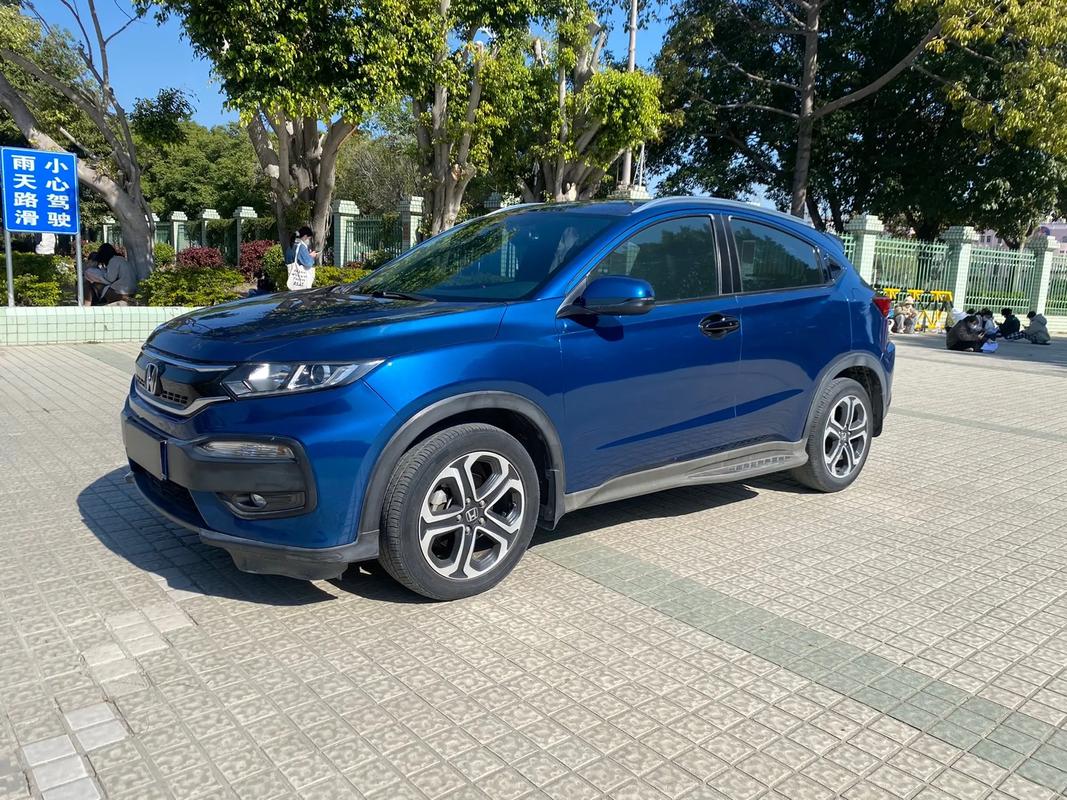 预算5万买城市小型SUV通勤
预算5万想买SUV，图的是坐得高看得远，停车掉头又比大块头灵活。这个价位别指望什么质感，核心就一条：保有量要大，修起来便宜，转手有人接。
2015款本田XR-V，行情3到4万。
1.8L自吸配CVT，动力说不上猛，但市区跟车、短途出游都够用，80码以内响应轻快，可靠性是
