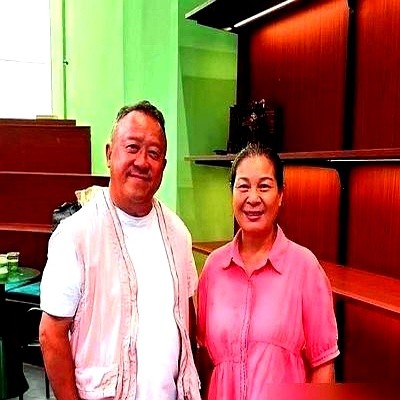 狗仔盯了十年，没拍到73岁曾志伟和女管家阿雪的实质把柄。

刚卸任TVB总经理，他就被拍到在佛山和阿雪买面包。阿雪是他已故兄弟张家万的遗孀。一句“照顾家属”的承诺，曾志伟兑现了十年。阿雪贴身管吃管穿管行程，家里女主人也默认了。

在TVB五年提五次辞职，转身他就跑到珠海棋澳岛，穿白西装演中枪倒地，膝
