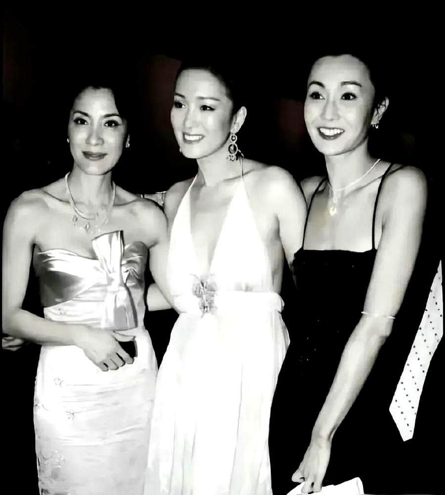 杨紫琼都拿下奥斯卡影后了，为什么还有人觉得她压不住巩俐和张曼玉？

杨紫琼是实打实打穿了好莱坞，首位亚裔奥斯卡影后，全球破圈断层第一。但张曼玉手里攥着4座金马、5座金像，外加柏林戛纳双影后，千人千面。更别提巩俐了，《霸王别姬》《活着》《秋菊打官司》，华语影史巅峰全占，作品厚度压死一切。

杨紫琼破的
