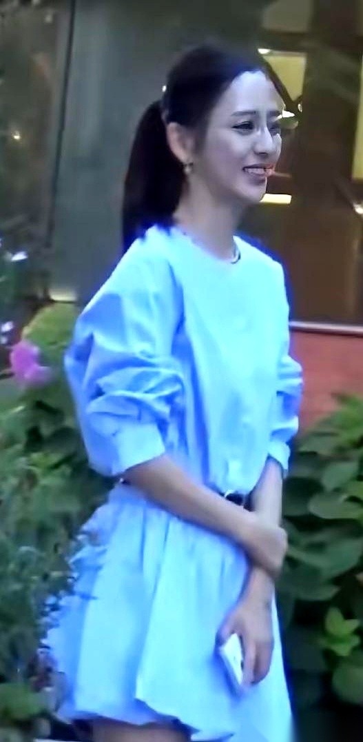 聊聊娱乐圈的离婚局，陈思诚和佟丽娅绝对是个绕不开的反常样本。
别人家散伙，往往伴随着满天飞的小作文，恨不得把对方的底裤都扒出来游街。这俩人倒好，离了婚，还能被拍到心平气和地合体带娃。
把时间往前推几年，这对夫妻的风评可完全不是今天这样。那时候，陈思诚顶着“百亿票房大导”、“大才子”的光环，走路都带风