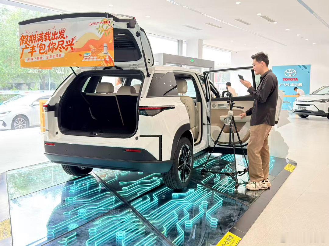 《假期满载出发 广丰包你尽兴》 
2026年9月26日，广汽丰田济南中升匡山店内，门店员工架设三脚架，开展抖音直播推介铂智3X纯电SUV。门店借中秋契机推出“假期满载出发，广丰包你尽兴”主题活动，进行车辆促销。 ​