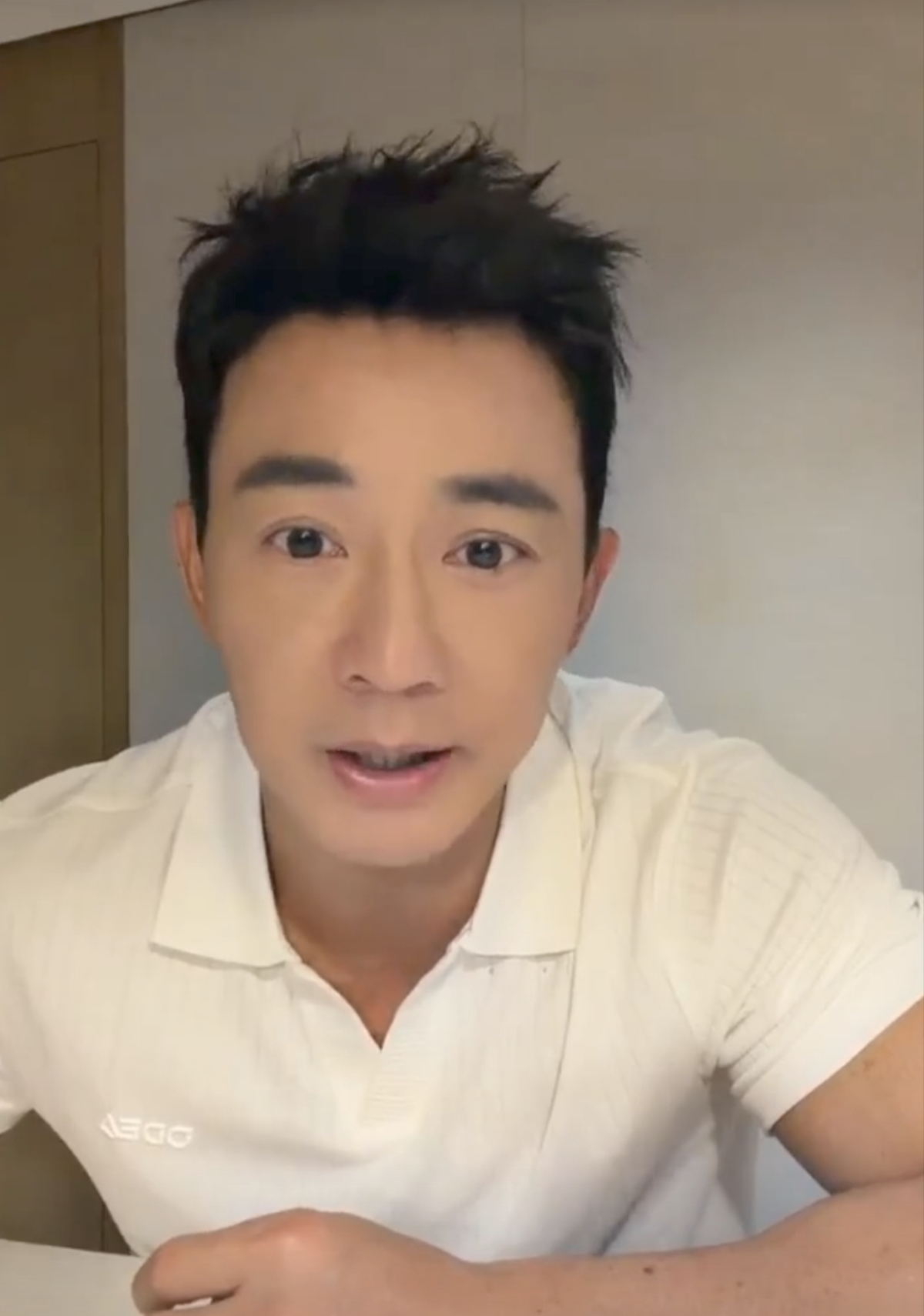 参加披哥却全平台掉粉40万的刘畊宏给所有艺人都提了个醒。
就算你国民度再高，粉丝再多，不属于自己的赛道也不用硬闯。不要说隔行如隔山了，网红赛道和艺人赛道中间都隔着天堑呢。

刘畊宏在直播中自爆，他参加披哥，全平台累计掉粉40万。其实要说起来，他在节目里，除了唱歌跑调也没什么缺点，人品很好，态度也认真