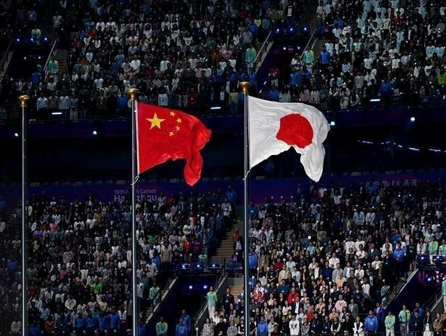 本届名古屋亚运会还没开幕就乱套了，多国运动员刚落地机场就集体滞留，住宿和饮食全靠临时拼盘，这场极致抠搜的“散装”生存挑战，让韩国与印度等代表团直呼太离谱。
 
（信源：光明网---运动员滞留机场、住宿 “拼盘”、赛场 “散装”...... 亚运会开幕前争议不断）
 
名古屋亚运会的大幕还没正式拉开，