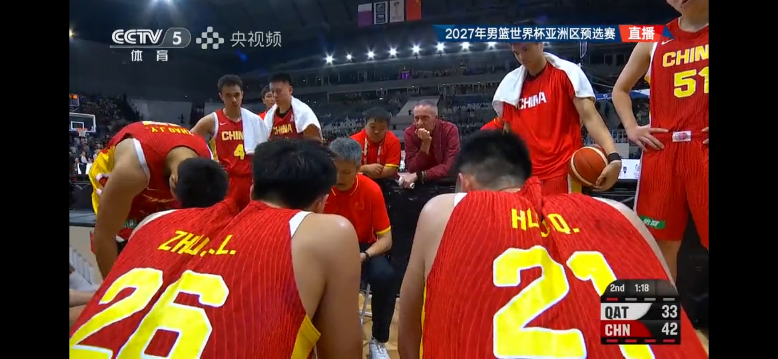 胡金秋明显累了，让杨瀚森休息打下半场理解，但是焦泊乔完全可以上去顶一顶，大秋现在这个防守，绝对是个问题。另外就是这个进攻延续性，要保持住才行，外线投不进就进去，现在打的有点乱，根本原因还是对手命中率上来了，中国男篮命中率下滑了。我们的罚球绝对不能每次都是2中1！
