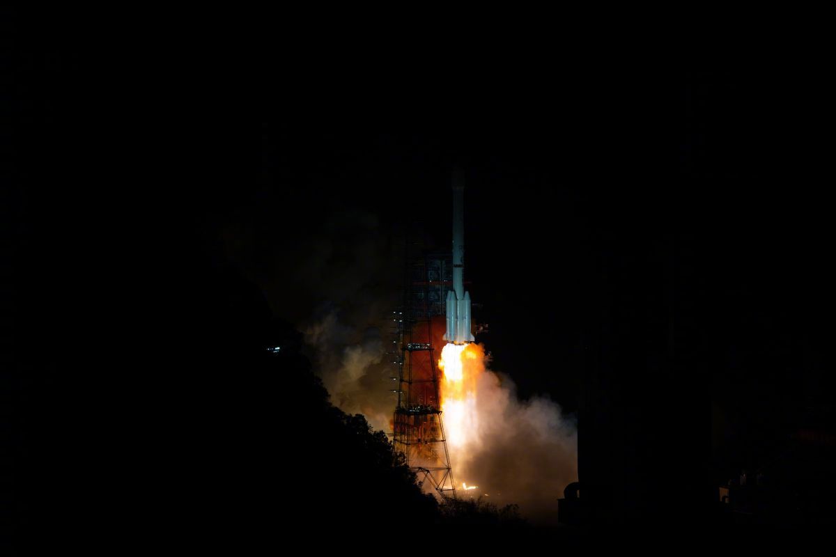 #中国卫星帮尼泊尔救灾# 【港媒：#中国气象卫星助力尼方救灾行动#】据香港《南华早报》网站9月6日报道，中国正在使用全球最强大的地球静止轨道气象卫星追踪尼泊尔上空的强雷暴并提供实时信息。中尼边境上月发生灾难性冰岩崩，搜救行动仍在继续。
据报道，风云四号C星于去年12月发射，目前运行于赤道上 ​