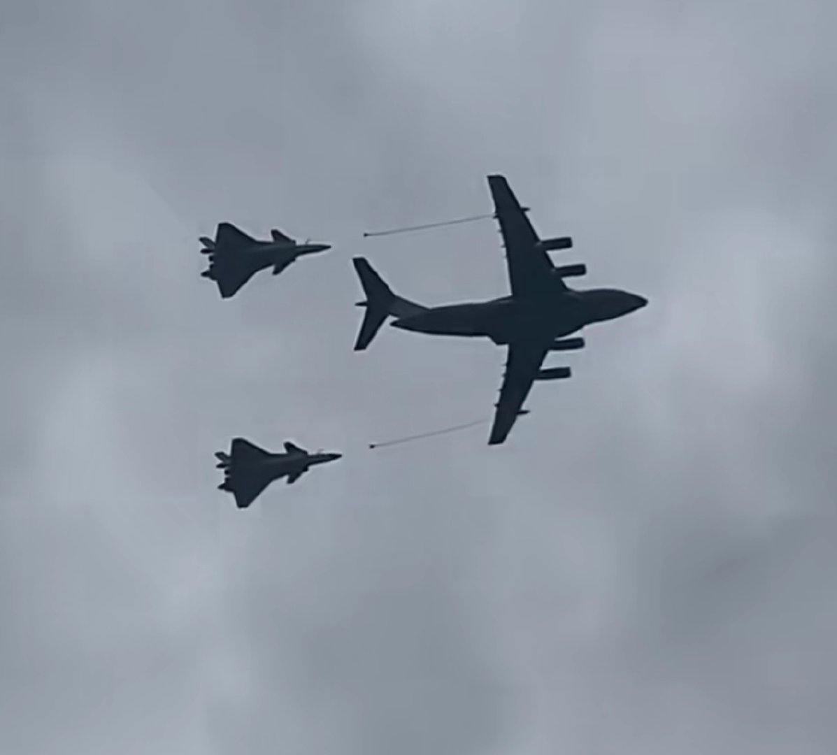 现在空中加油已经是日常训练了，几乎每天在DY上都能刷到各地新鲜的偶遇视频。 ​
