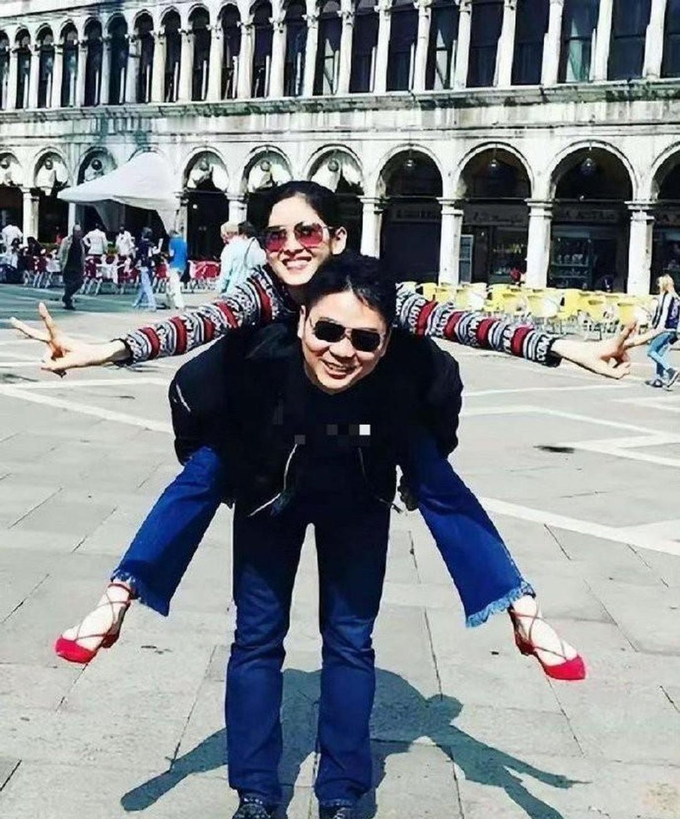 这会的刘强东三十八岁，章泽天十八岁，刚认识不久! ​
