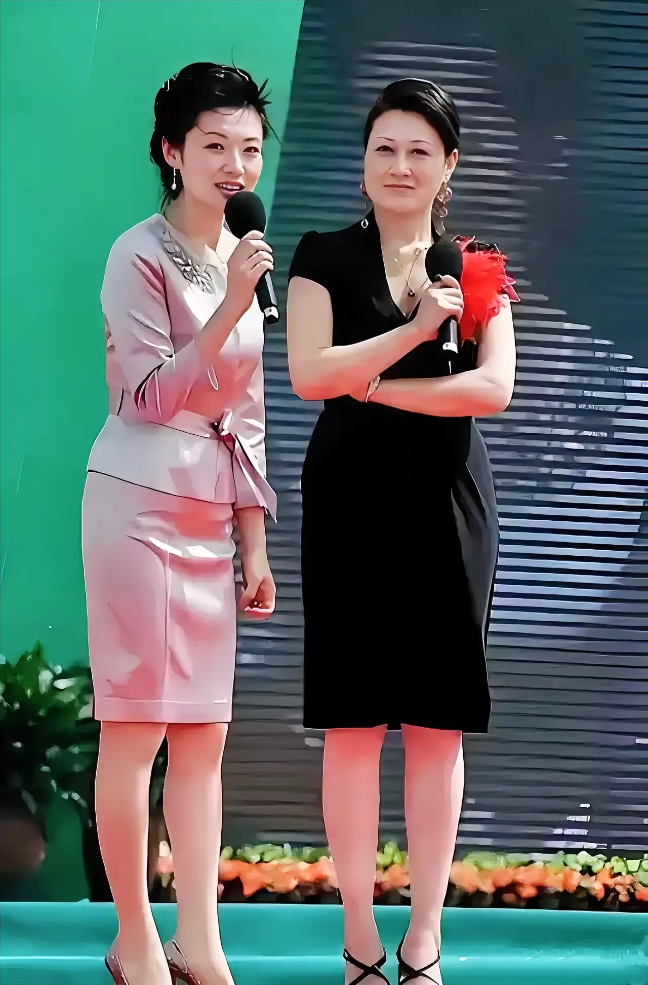 这两位美太漂亮了吧年轻时的两位大姐太养眼球了吧！穿着打扮非常的时尚呀！...