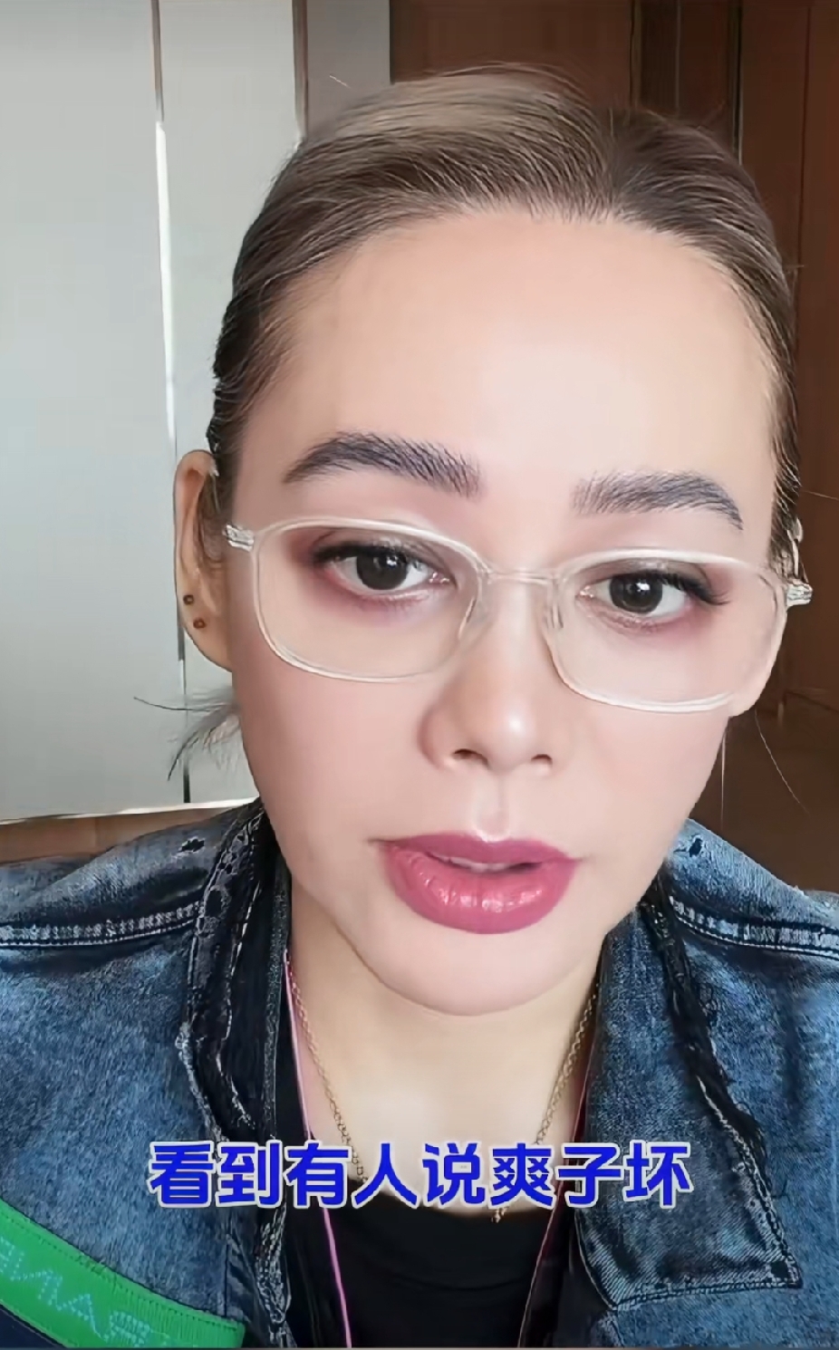 宁静一句话给我笑不活了：“这几块料怎么可能打架嘛。”

刷到她直播片段，原话，语气又无奈又好笑。就她直播间那个表情，你们自己脑补，翻白眼加撇嘴，一脸“你们没事吧”。

我今天就着这段话，好好跟大家掰扯掰扯。

首先，花少2那几个人打架这事儿，到底传了多久了？

反正我从有微博那年就老看见这种标题。什