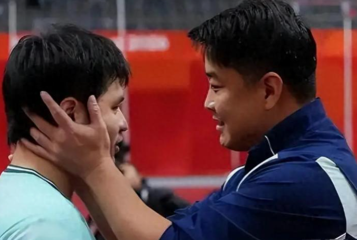 亚运会乒乓球成绩已经接近完美了，个别球迷为什么这么闹腾？
 
赛场有视频、场外有监控，对竖中指、谩骂的极端分子该抓抓、该拘拘！
 
饭圈造成的困扰，放任带来的冲击，迁就引发的无奈，骚乱源自于饭圈。
 
应该留心别有用心的背后主使人，借机扰乱社会秩序，迎合外部势力。
 
祸害不除，祸乱不止！必须以铁的