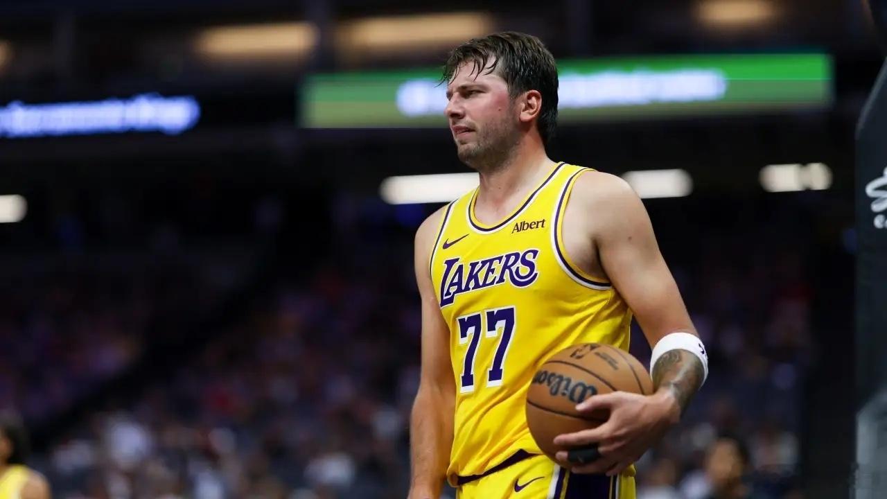 NBA季前赛打到现在，首发出场半场拿下20+的只有八村垒、布朗和东契奇三个人，只有他们打出了巨星表现。
第一个是八村垒，快船赢勇士的比赛里，他打了15分钟，11投8中三分5投4中，半场拿到21分，完全是巨星水准。这赛季球队摆烂，季后赛没戏，八村垒场均拿25+不成问题，正式迈进巨星行列，进全明星也很 ​