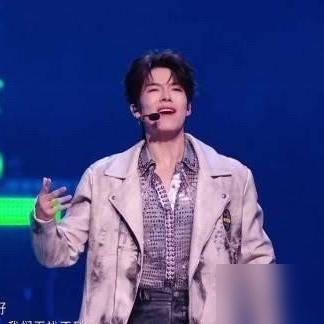张彬彬突然退了，曾辉只剩三四天，要现学一个高难度唱跳舞台《Trap》。零基础，硬上。
直播那天，他站稳了，828火力值，没人骂，全是夸。小考更狠，队友直接喊他“顶梁柱”。跟初舞台比，像换了个人。
接着四公跟孙楠部落搞《Dear John》，876火力值，上半场第一。他还在社交媒体发排练日常，底下