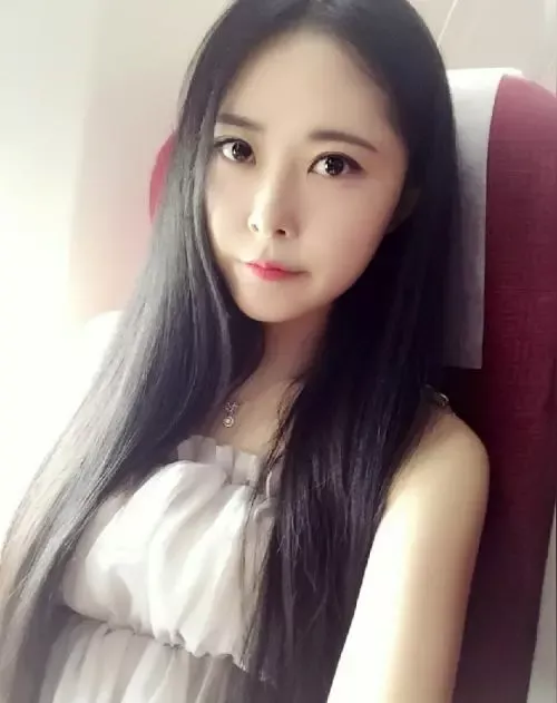 飞机上偶遇的温柔小姐姐，甜美可人，令人心动。