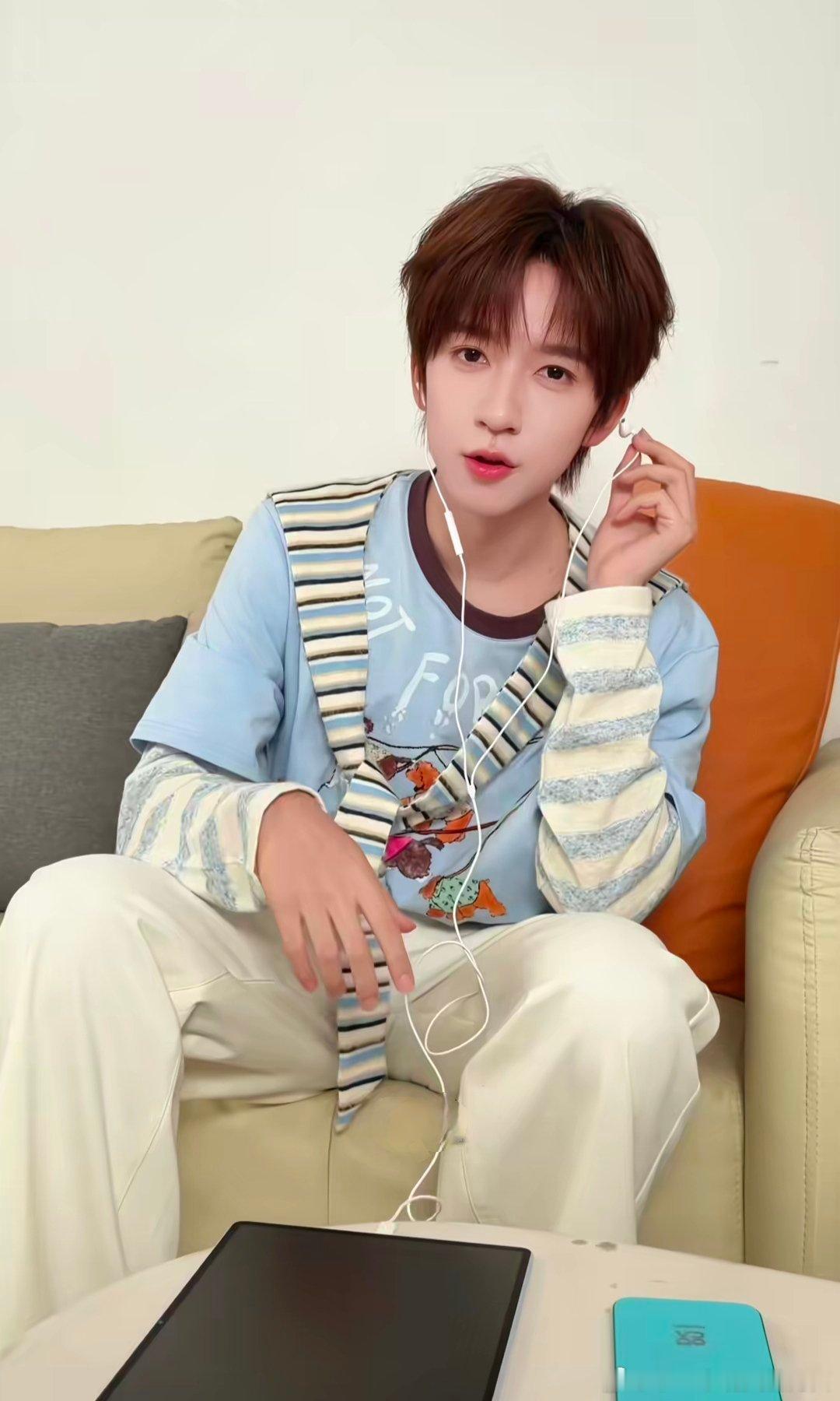 #贺峻霖[超话]# 小兔#青年主持人贺峻霖# hjl#贺峻霖#hjl #贺峻霖 二代唯一all绿# ​
