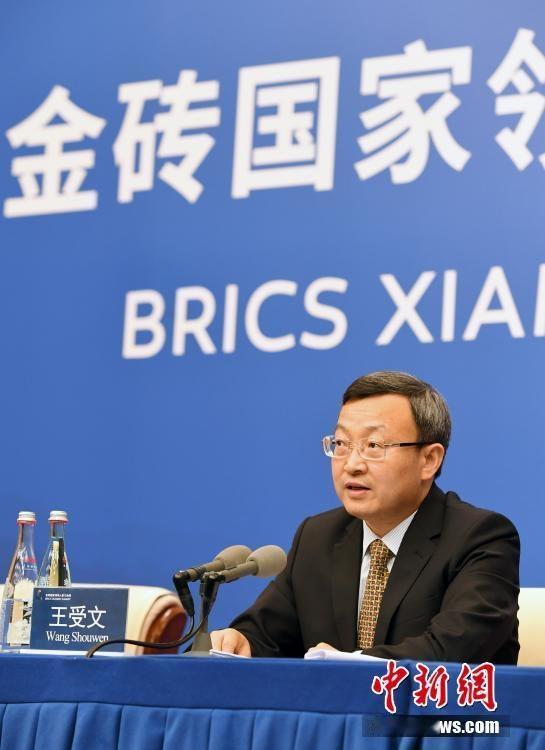 中国将于2027年接任金砖主席国，在家门口主办金砖第十九次领导人会晤 。时隔多年，我们再次接过这份沉甸甸的接力棒。
 
今年刚好是金砖合作走过的第二十个年头。一路走来，这个平台早就不再是当初几个国家简单的碰面聊天。越来越多发展中国家愿意加入进来，大家抱团寻找适合自己的发展道路。很多普通人可能不太懂国