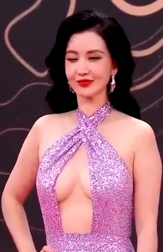 胸前直接大面积镂空，张萌这次走红毯胆子太大了。

一袭紫色亮片挂脖礼服，配上复古卷发和红唇，气场直接拉满，身材确实挑不出毛病。但裙子剪裁实在太险，胸前镂空的设计容错率极低，稍不留神就有走光的尴尬。看她在现场转身、弯腰、迈台阶，每走一步都提心吊胆、小心翼翼。

风光是真风光，遭罪也是真遭罪。为了抢镜穿