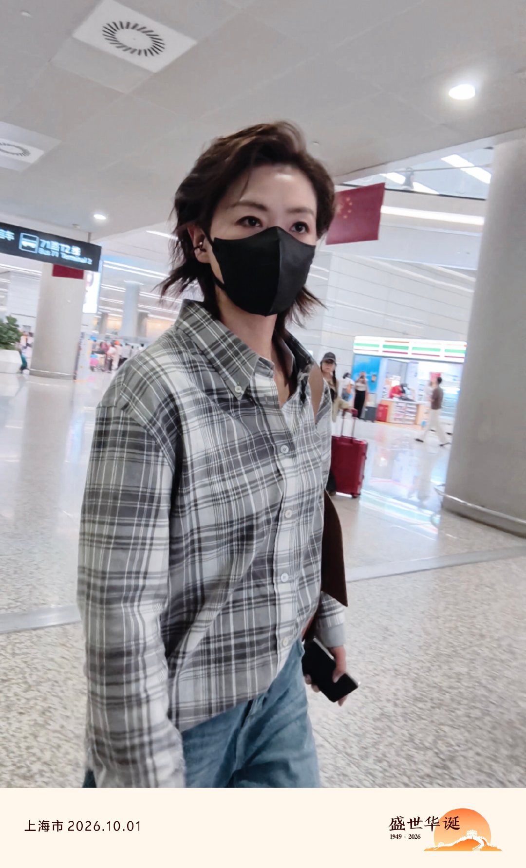 #万茜[超话]# ｜#华为天生会画品牌大使万茜# 
还好赶得及和你说一声国庆快乐🇨🇳​