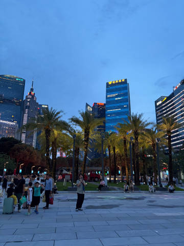 饭后散步，邂逅一片深蓝夜空。微风拂面，昨夜的甘霖，让一切都变得清爽怡人~