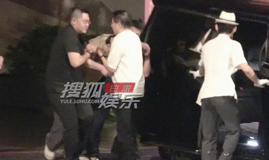 47岁沈腾饭局醉酒被人架走，光鲜背后藏着行业现实
 
荧幕上妙语连珠的喜剧大咖，散场之后连路都走不稳，反差看得人心里五味杂陈。
 
说实话，电影圈的饭局很多时候不全是吃喝玩乐，不少项目的初步沟通，就是在饭桌上完成。沈腾很少被拍到喝到失态的画面，这次状态，也侧面看出圈内人情往来的身不由己。
 
从话剧