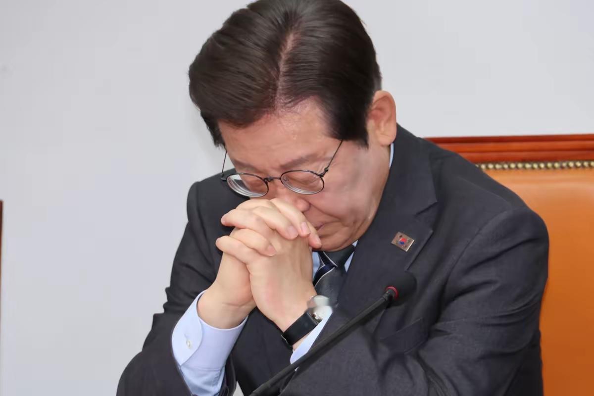 道歉不等于纠错！韩方嘴上认错行动敷衍，中方撤展是最有力回应
 
一句道歉，化解不了主权上的硬伤。韩国光州双年展擅自设置带有“台湾馆”字样标牌，中方多次交涉要求整改。虽然市长公开致歉，可展会主办方拒不更换标识，拿艺术自由当挡箭牌，变相纵容分裂小动作。
 
主权问题从来不存在折中方案。文化交流可以包容多