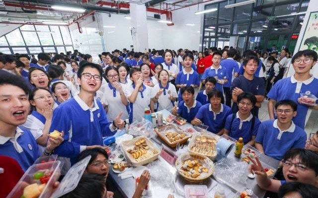 #广东校服让家长省了5.8个亿#广东家长终于不用在校服上花冤枉钱了。以前是学校说了算，现在是你说了算。困难家庭还能免费领，没有中间商赚差价。
扫码还能查厂家查质检。 ​