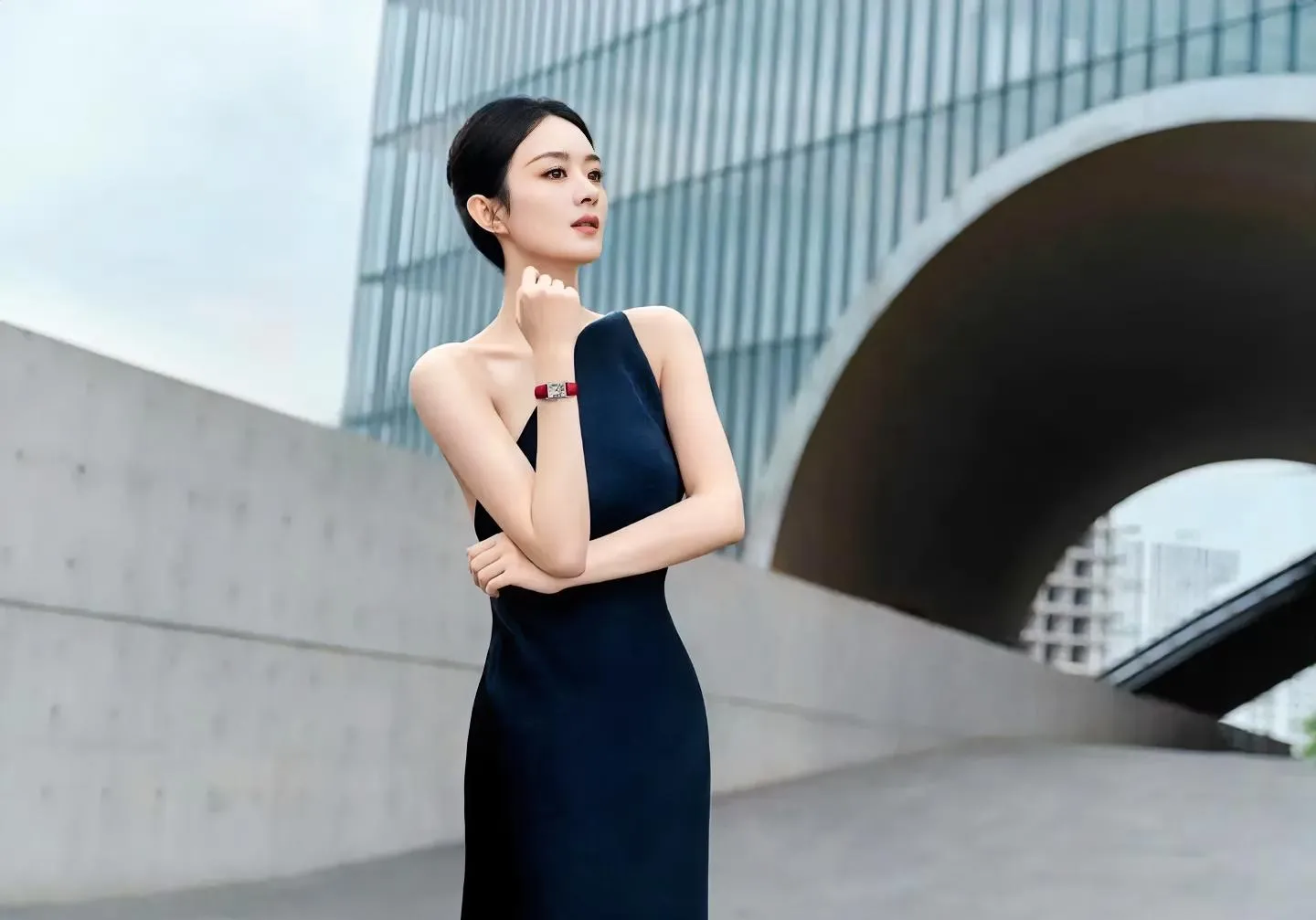 赵丽颖的黑色长裙礼服造型写真，简直就是优雅都市风的典范，与现代建筑完美...