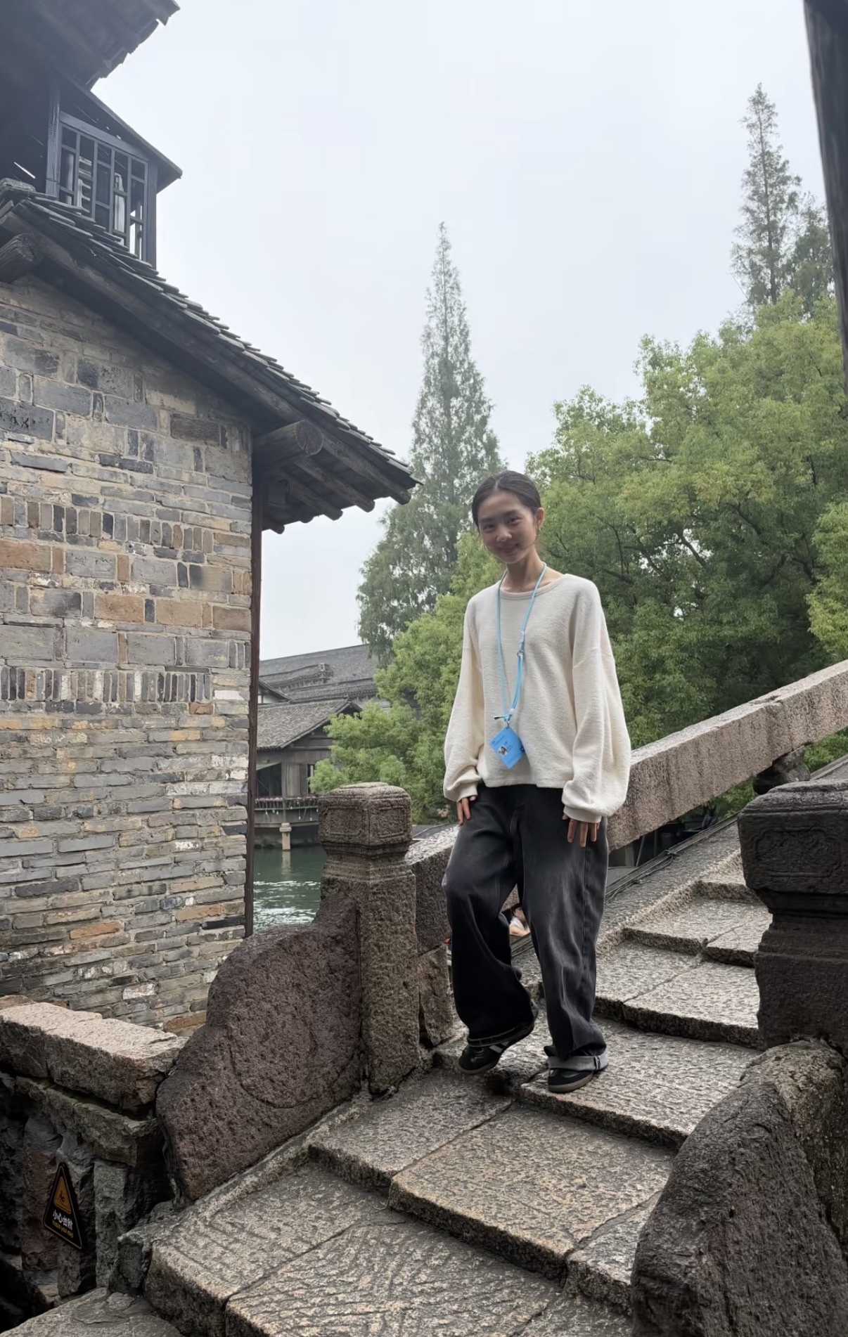 乌镇戏剧节偶遇黄磊女儿黄多多，终于理解了有人说多多像孙莉！真的好像啊！气质很像，都很有灵性，笑起来眼睛弯弯的，完美的一颗头颅，侧面也都很饱满，而且发量惊人！真想她进军娱乐圈，看她拍戏！电影脸！内娱独一份的气质