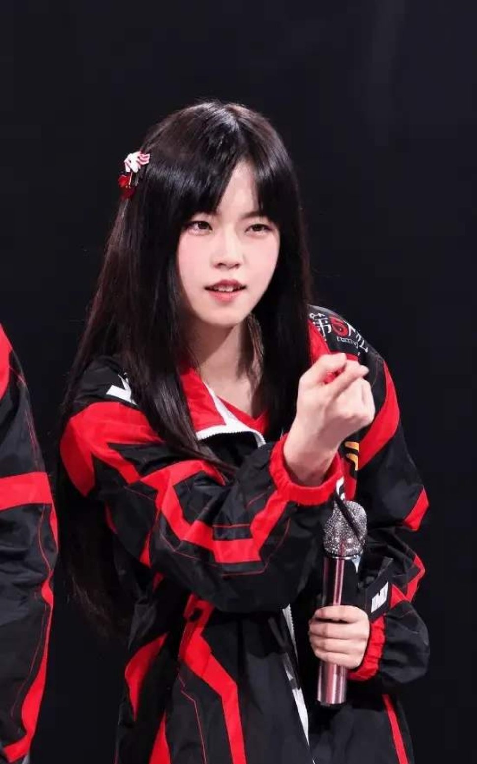 ​穆欣月，18岁时，被签约进入IVL职业联赛，以招牌机械师打到全服两万分遥遥领先。​今年，20岁的她出战古屋亚运会，成为亚运会名单唯一的女电竞选手，并且成功的拿下金牌。 ​