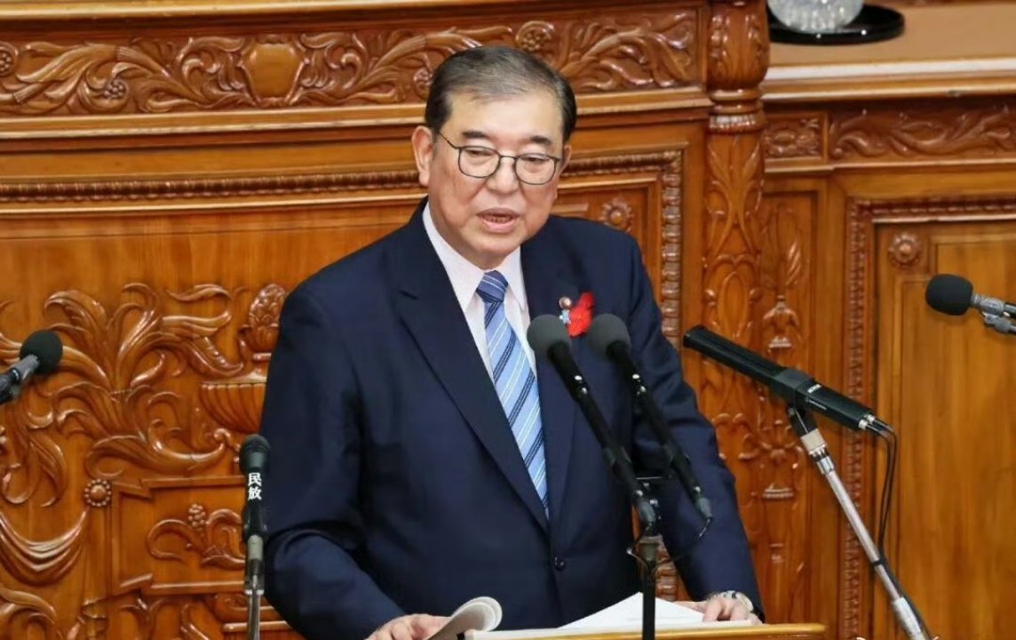石破茂在《每日新闻》称，明治维新的真正动力是从清朝掠夺的2.3亿两白银而非日本人的勤奋，这一表态在日本舆论场引发轩然大波。

#石破茂称明治维新靠清朝赔款#

此番直白表述打破了日本长期包装的“自力更生逆袭”主流叙事，把对外掠夺的赃款直接定性为民族崛起的基石。#海外新鲜事##热点聚焦# ​