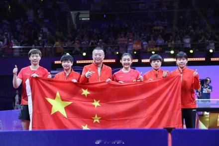 国乒女团实现六连冠，邓亚萍评价孙颖莎具备大将风范。
很多观众看比赛，目光只会停留在最终的夺冠结果，忽略赛场之上瞬息万变的对抗。团体赛，每一位队员的发挥，都会直接影响全队走向。孙颖莎在关键场次，遭遇对手顽强反扑，比分来回拉扯，她没有被紧张情绪干扰，稳稳抓住得分机会。邓亚萍亲身走过顶尖赛场，她的看法，有