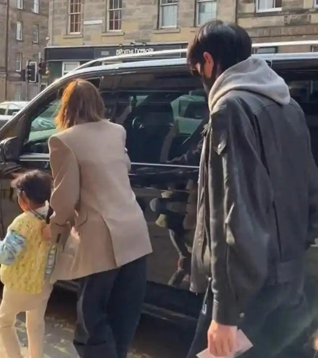 37岁唐艺昕穿老公西装在爱丁堡遛娃，张若昀全程牵女儿手，网友：这夫妻俩到底谁在带谁 ​