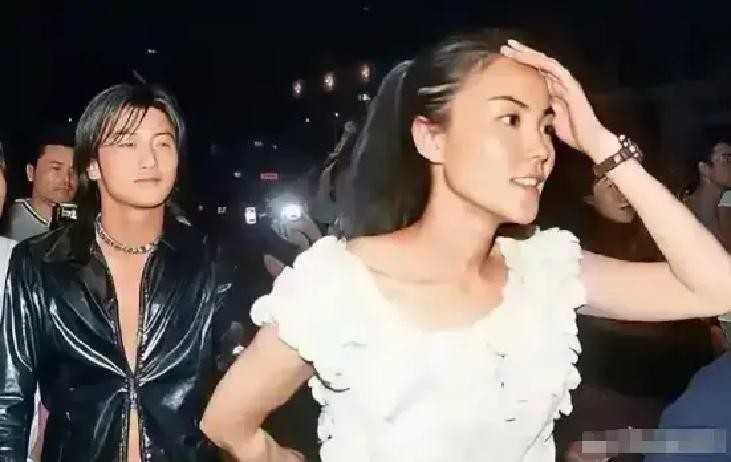 谢霆锋之所以放不下王菲，原因其实很简单。除了王菲外形出众、性格温和之外，更重要的是，她早已成为谢霆锋心中的“白月光”，也是他年少时第一眼就认定的人。

遗嘱风波闹得最凶的那几天，谢霆锋推了所有工作，待在浅水湾的家里。王菲过来时，他正坐在沙发上，手机屏幕朝下扣在茶几上。

“看了？”王菲把带来的食盒放