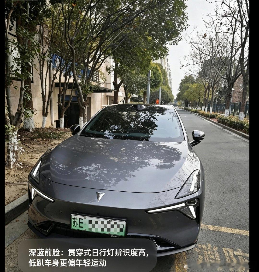 锐利贯穿式日行灯辨识度拉满，低趴前脸造型，尽显年轻运动气场#深蓝L06#长安汽车# ​