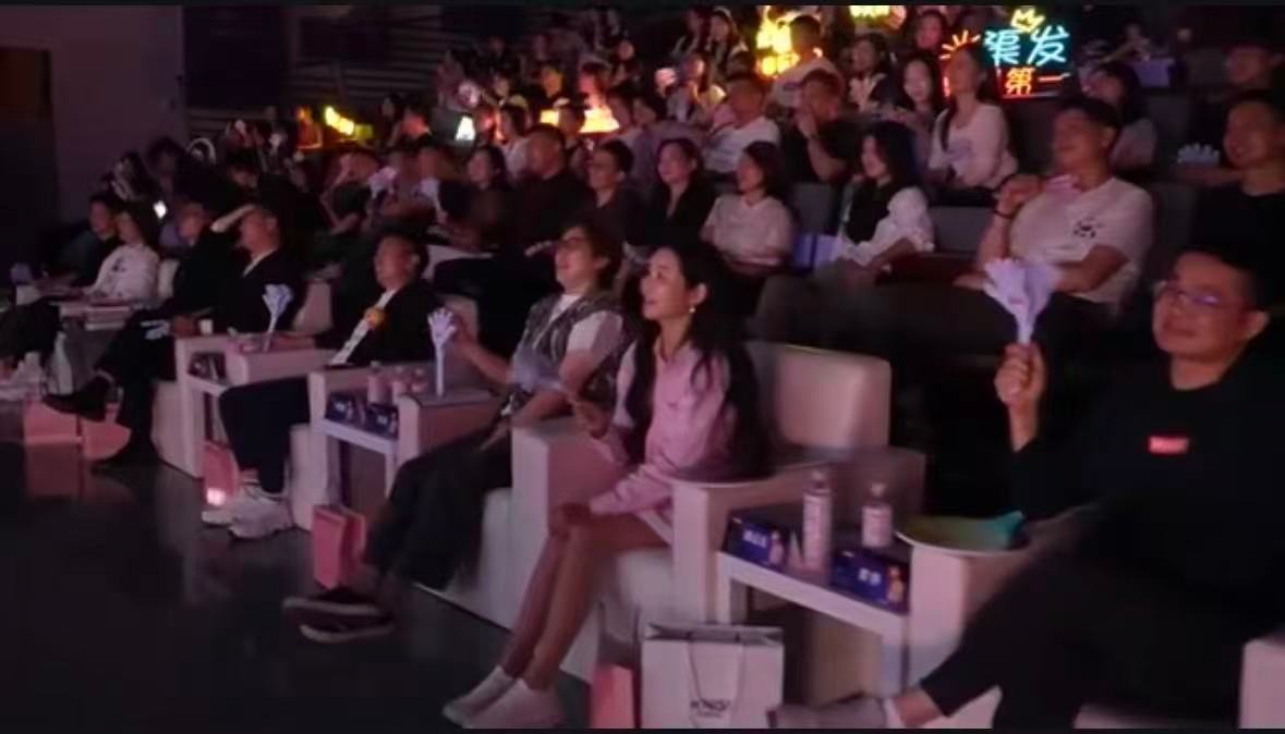 #00后北大毕业生被夸不愧是清华的# .名创优品IP运营有多强？看小孩姐：一年出海，IP爆单，领导还认错学校。 ​