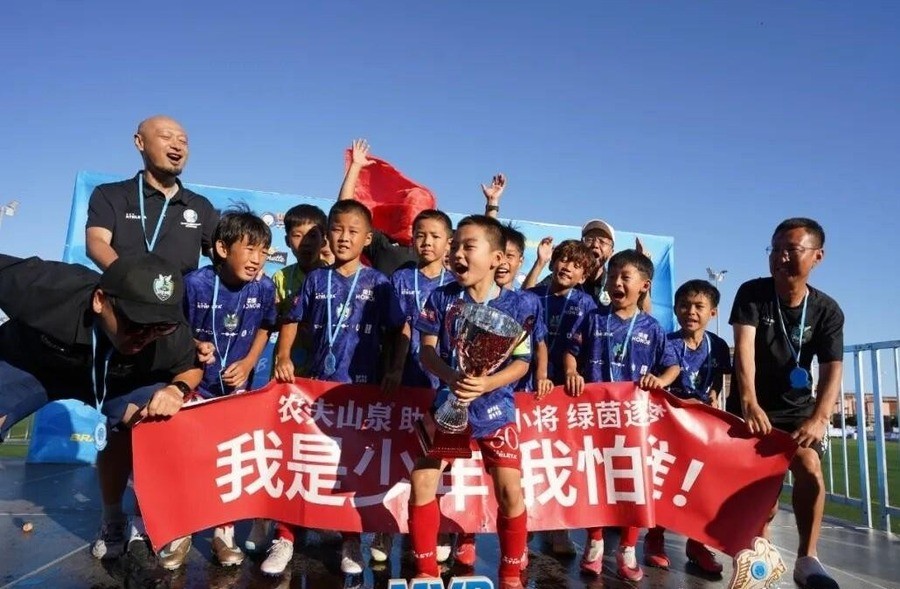 韩端接手女足小将70天，带队在天津站拿冠军，7比1赢了男足梯队，然后她发文走了。
10月11日，韩端在个人社交媒体发了一段声明。原话是：“经过慎重考虑，我决定正式退出中国女足小将教练团队。”她还用了四个字：体面收官。10月12日，董路开直播回应。他在直播里说了一句大实话：“我非常能理解，我要是她我也