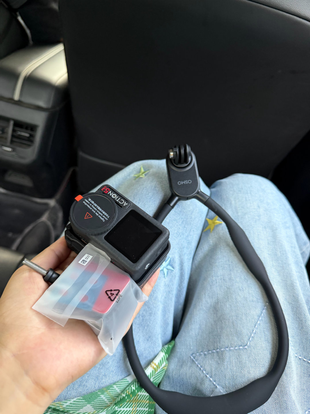 出发去场馆前公司买的
大疆运动相机 和挂脖套餐到了
紧急去拿上 现在需要研究一下怎么用
试试拍一下小源全程 [打call][打call] ​