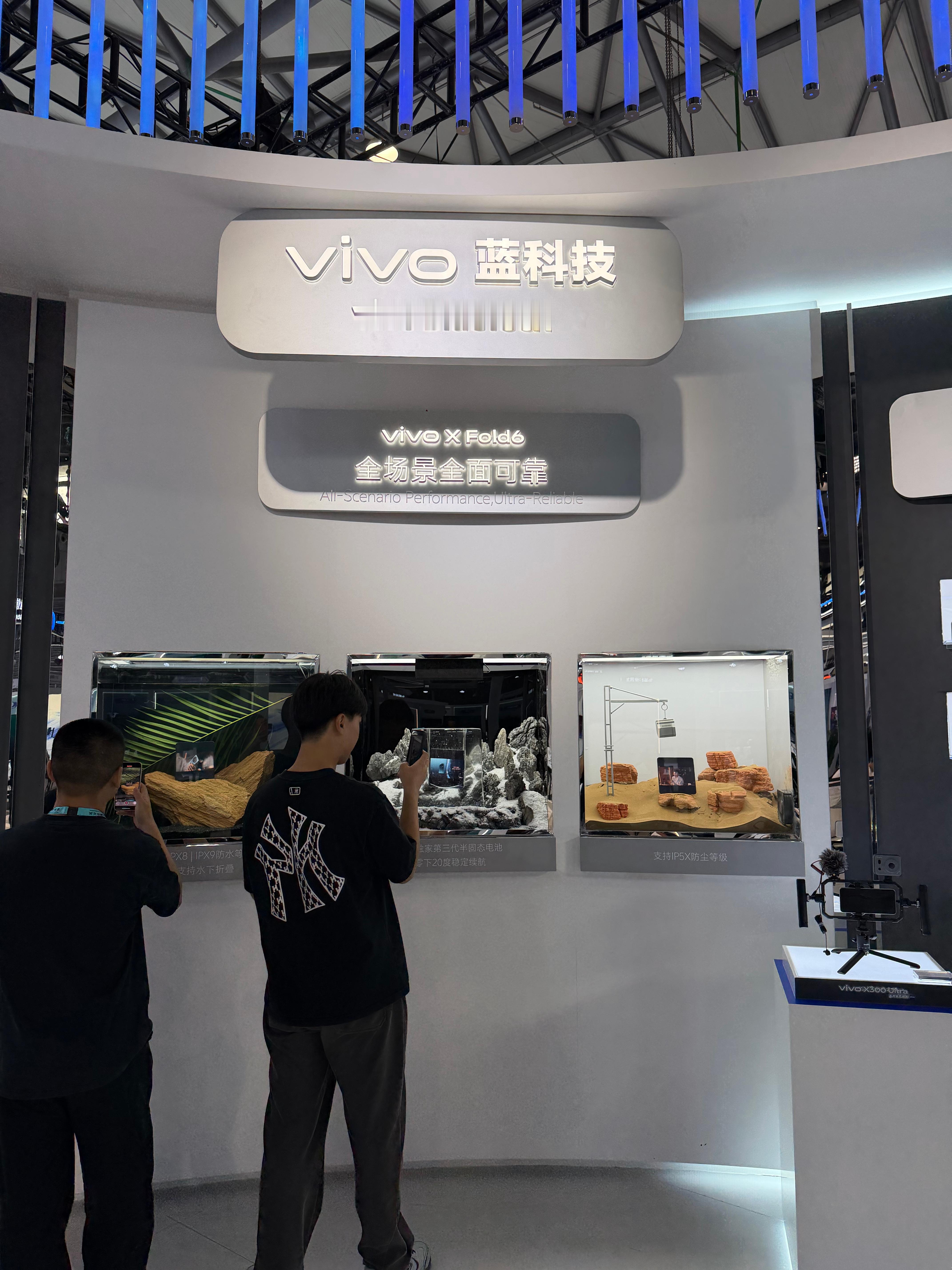 来看看vivo整的活儿。最近大家都在讨论AI智能终端的话题，vivo解...