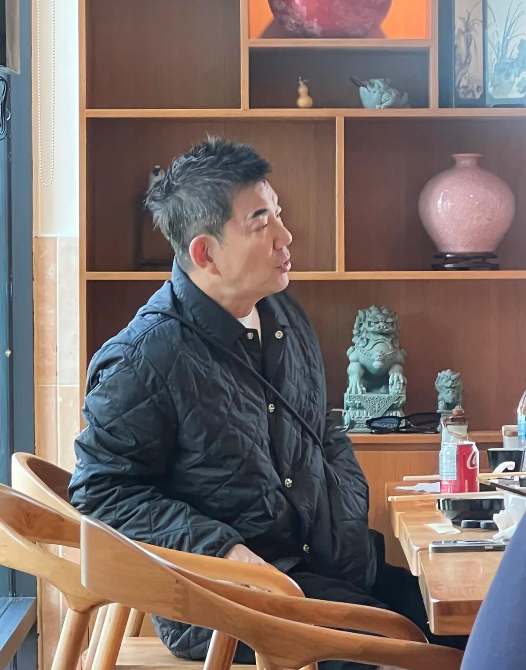 60岁任贤齐在温哥华被偶遇，他在一间华人餐馆吃中餐，吃饱喝足之后去了一间服装店买衣服，他打扮休闲时尚有型又不失个性，身材保持均匀，精神状态都非常好，虽面容已慢慢衰老了，但气质和谦虚一直在线，还是那么的魅力无限。