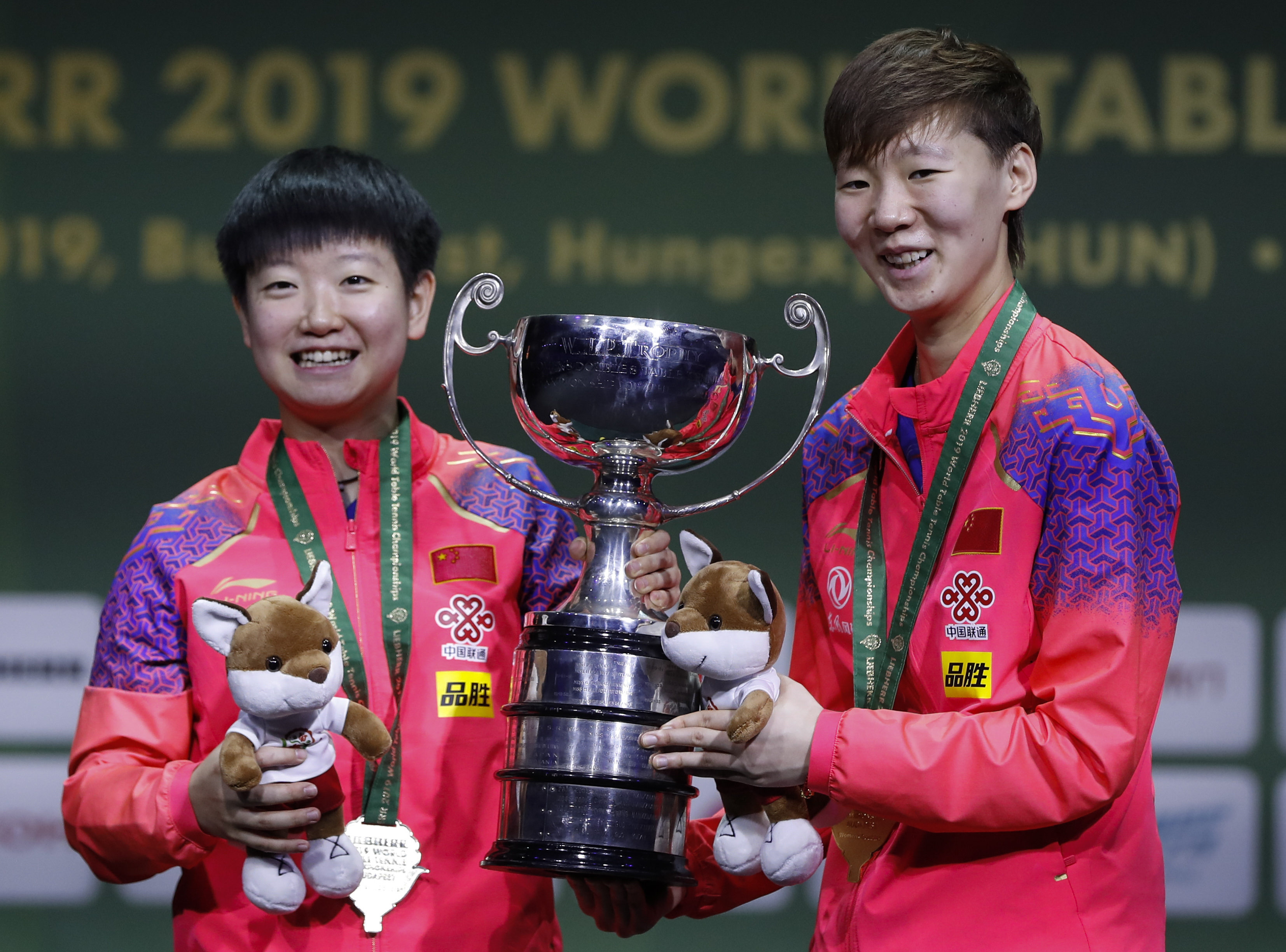 亚运会乒乓球女单决赛落幕，王曼昱苦战六局，4比2战胜孙颖莎拿下冠军，国乒包揽冠亚军。
 
这场决赛，是两位国内顶尖选手的正面交锋，两个人互相熟悉打法，每一分争夺都格外艰难。王曼昱开局抓住机会，连续拿下两局，孙颖莎没有慌乱，及时调整进攻节奏，在第三局艰难追回一分。第四局的拉锯很长，比分来回交替，王曼昱