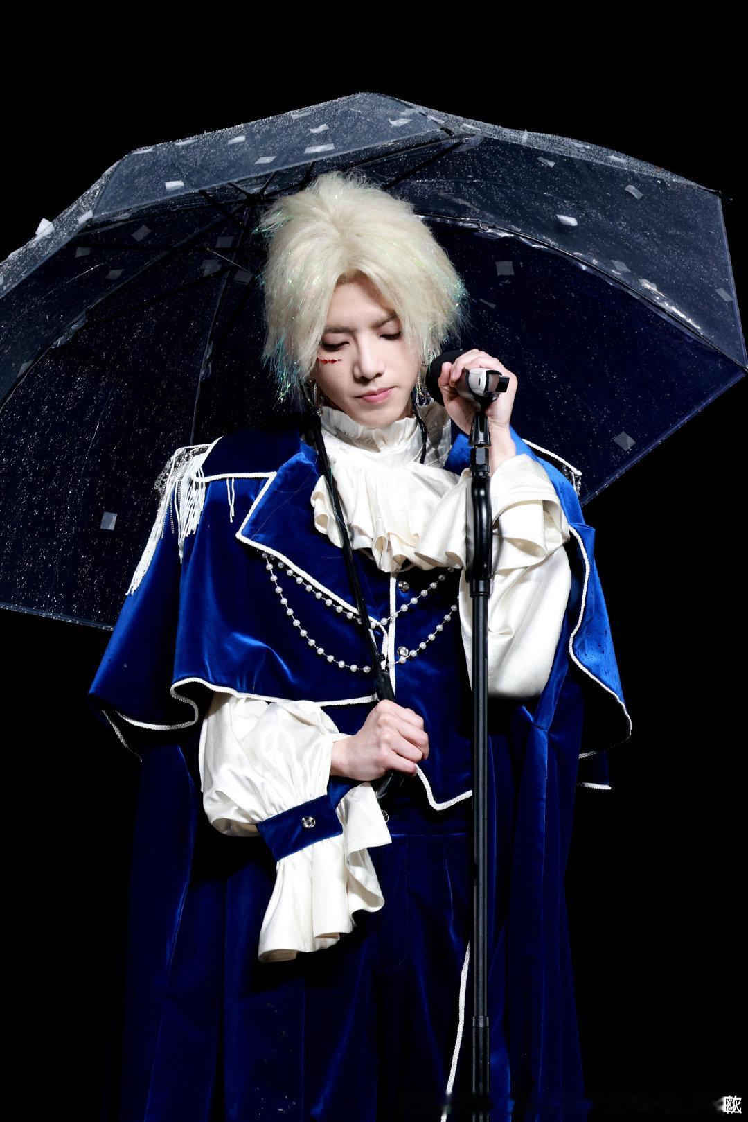 #华晨宇[超话]##华晨宇撑伞落泪# 
哥 你离神很近了 ​