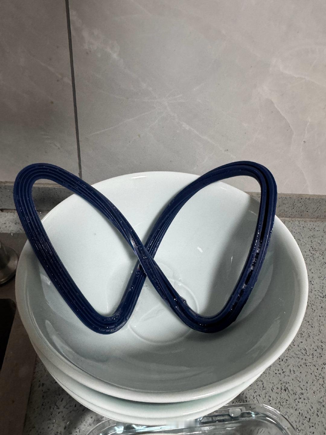 只有一个解释，扎克伯格在家也手洗碗。 ​
