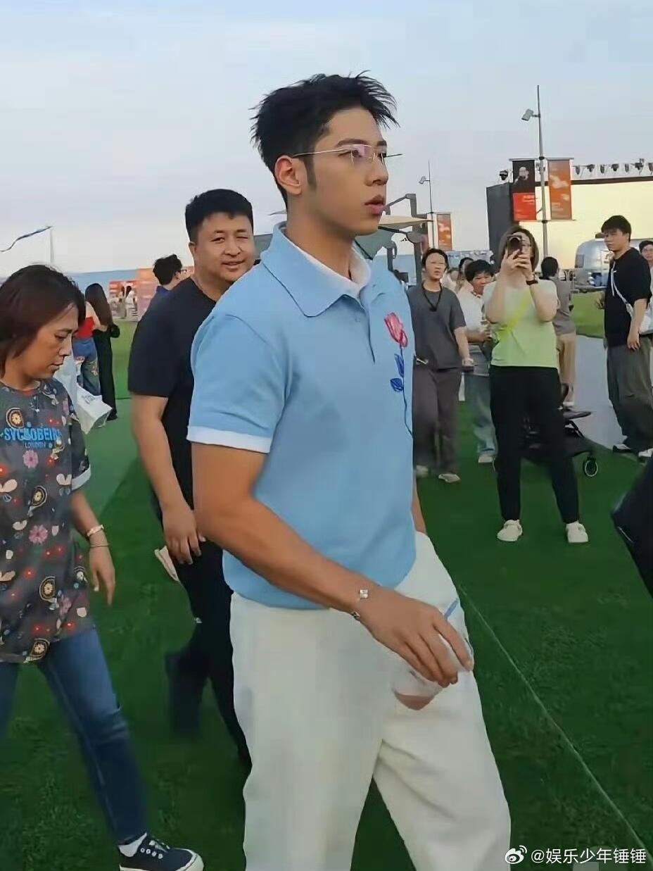#阿那亚偶遇郭涛儿子#感觉比小时候帅多了，很有肌肉型男的感觉了。 ​